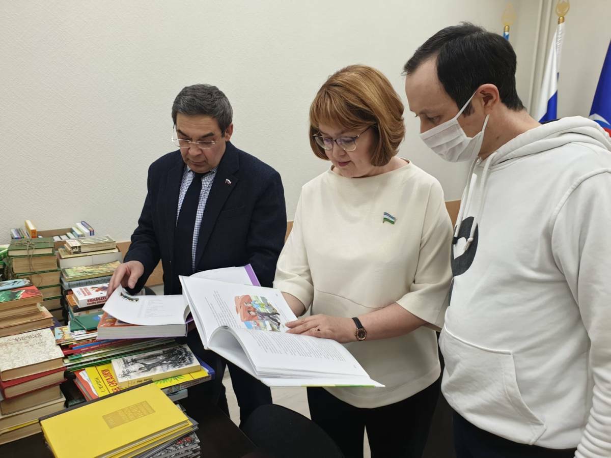 Депутаты Госсобрания Башкирии отправили детям Донбасса книги Мустая Карима и Камиля Зиганшина