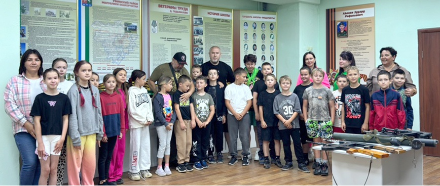 «Дед Майор» передал трофейный гранатомёт школьному музею в Уфимском районе