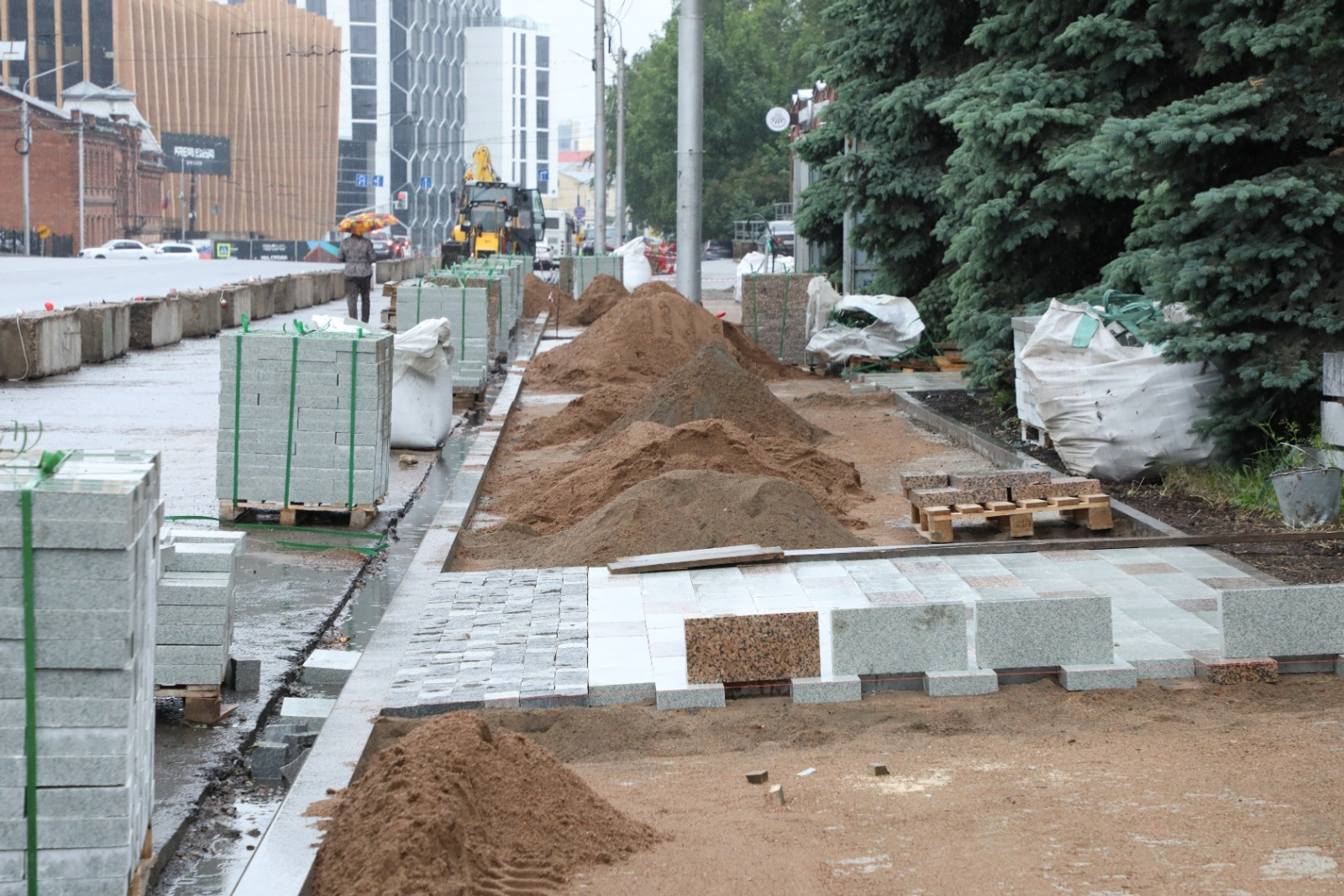 Ратмир Мавлиев проверил реконструкцию тротуаров исторического центра Уфы