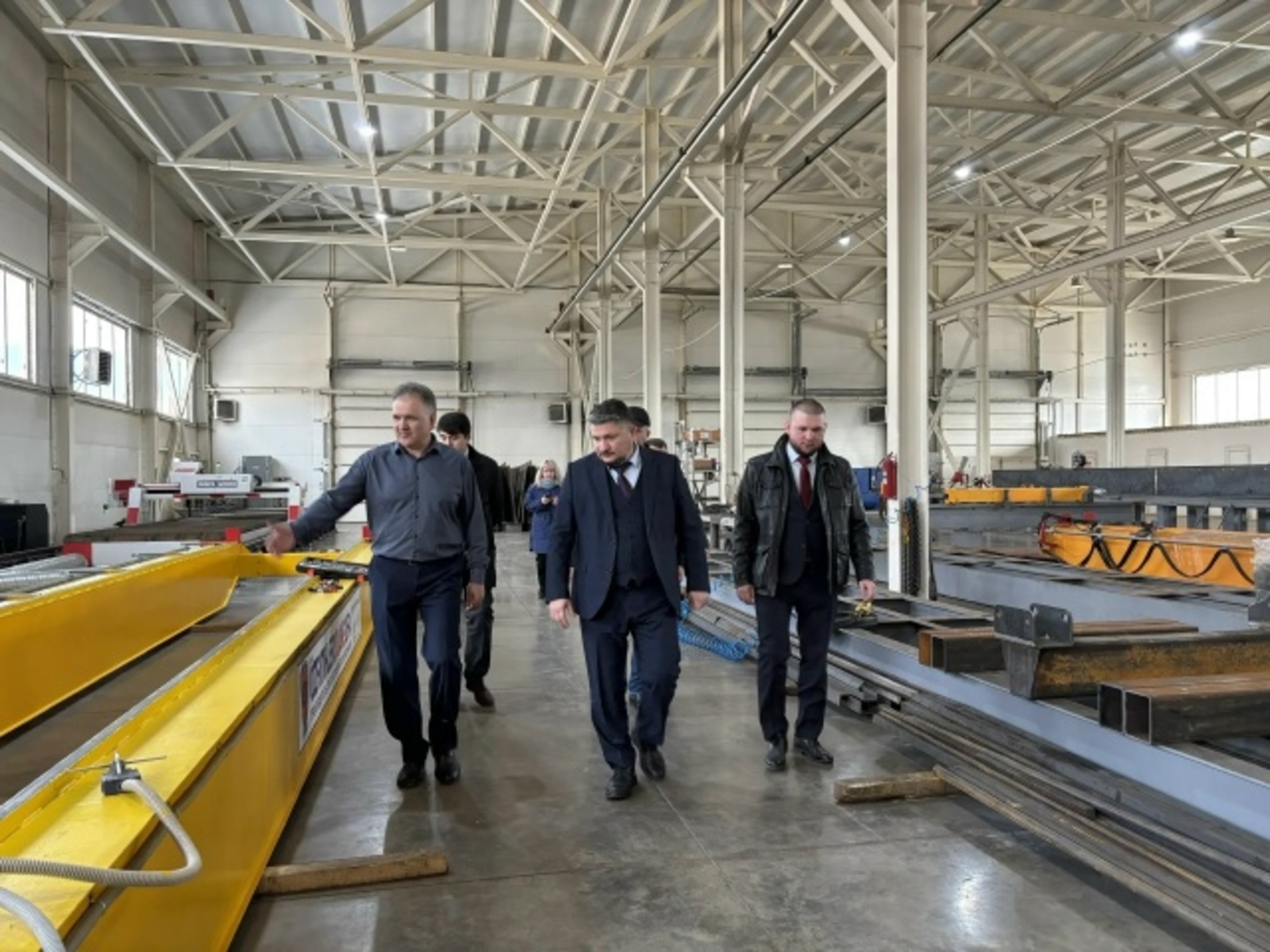 Николай Ельников посетил завод по производству кранов в Уфимском районе