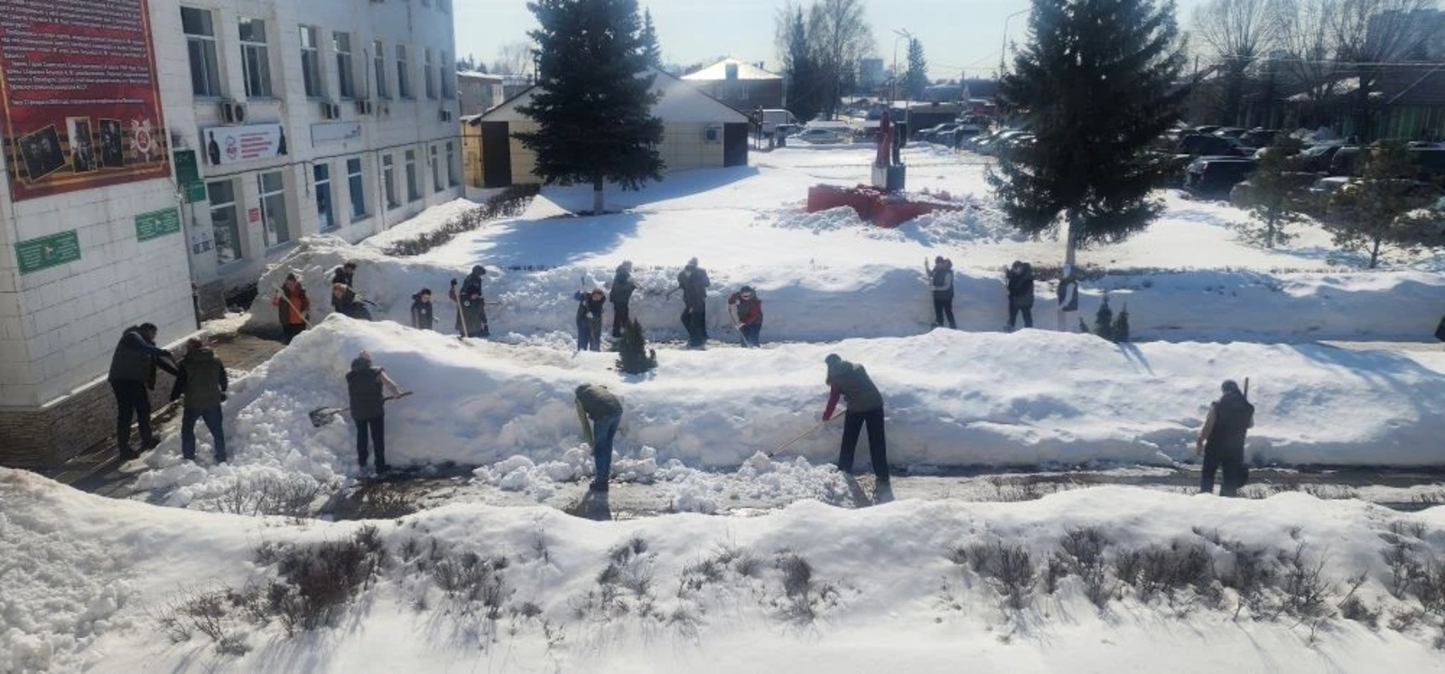 В Михайловке провели весеннюю уборку: на субботник вышли всем селом