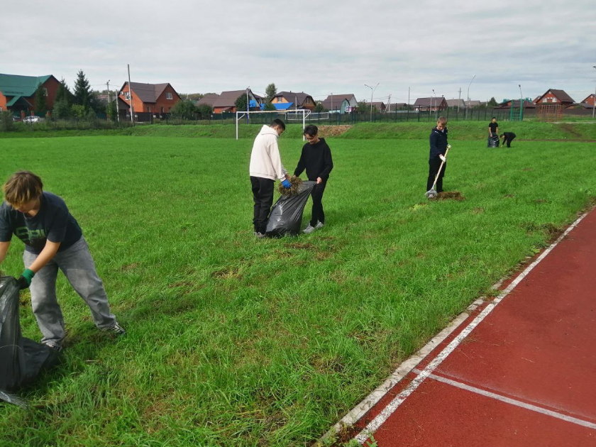 Учащиеся «Школы Успеха» в Жуково провели осенний субботник