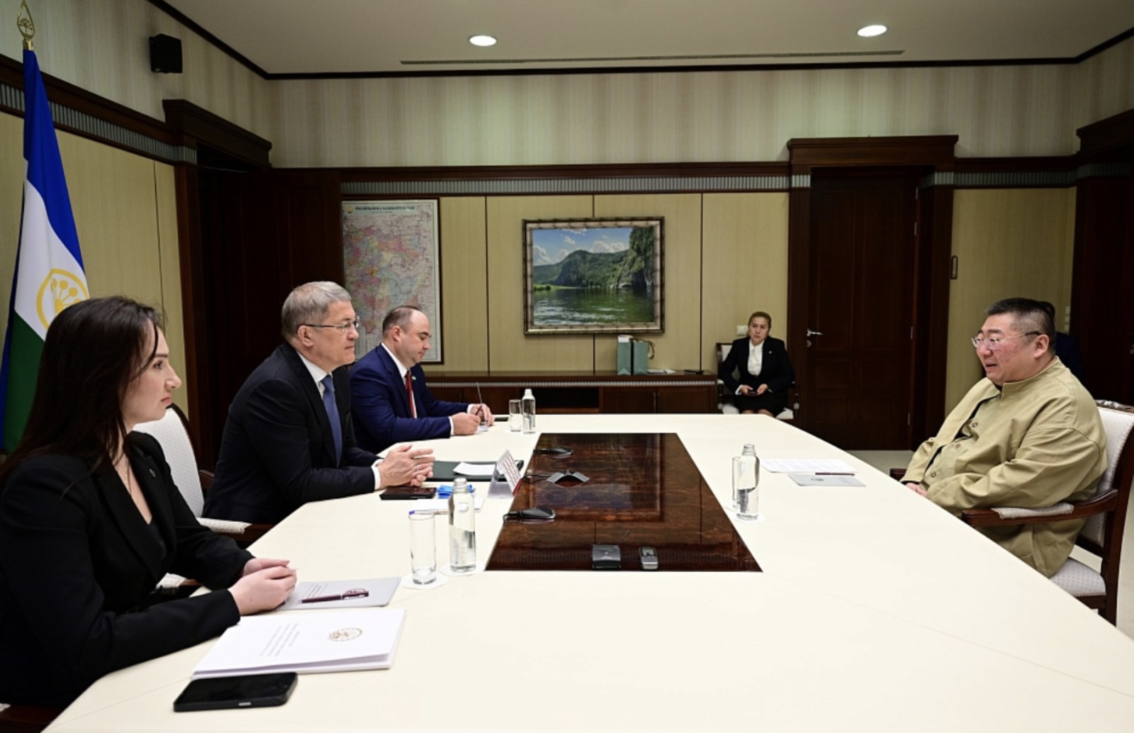 Глава Башкирии пообщался с представителем Китайско-Российской торговой платформы