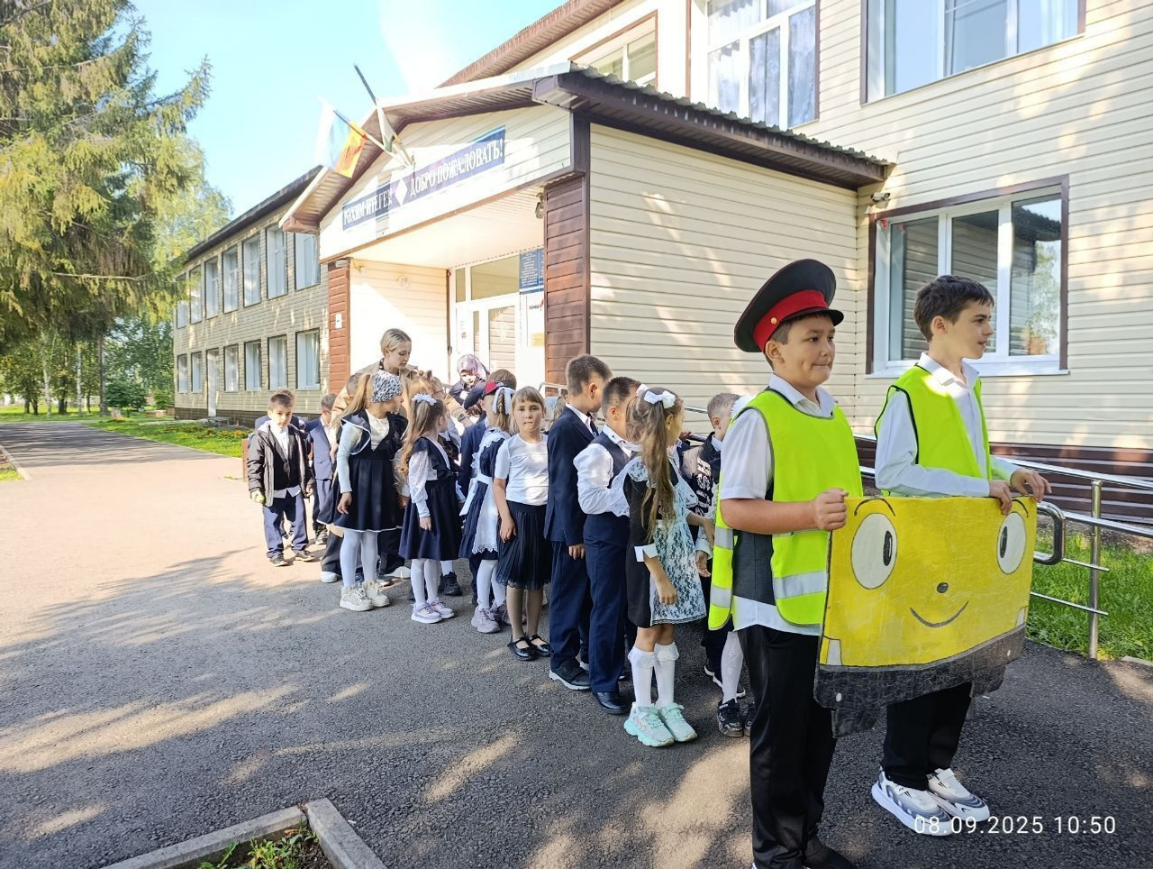 В школе села Красный Яр прошла акция «Шагающий автобус» для первоклассников