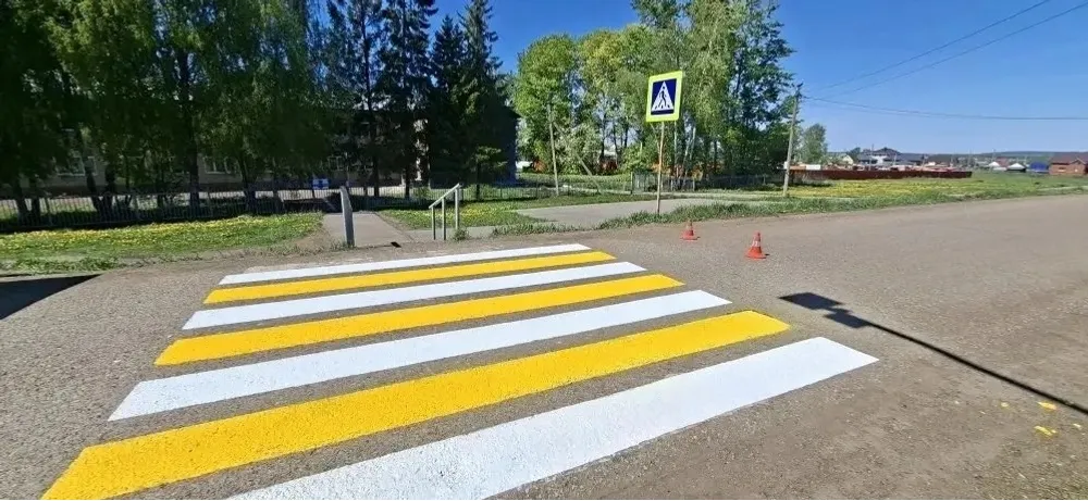 В Уфимском районе обновляют дорожную разметку