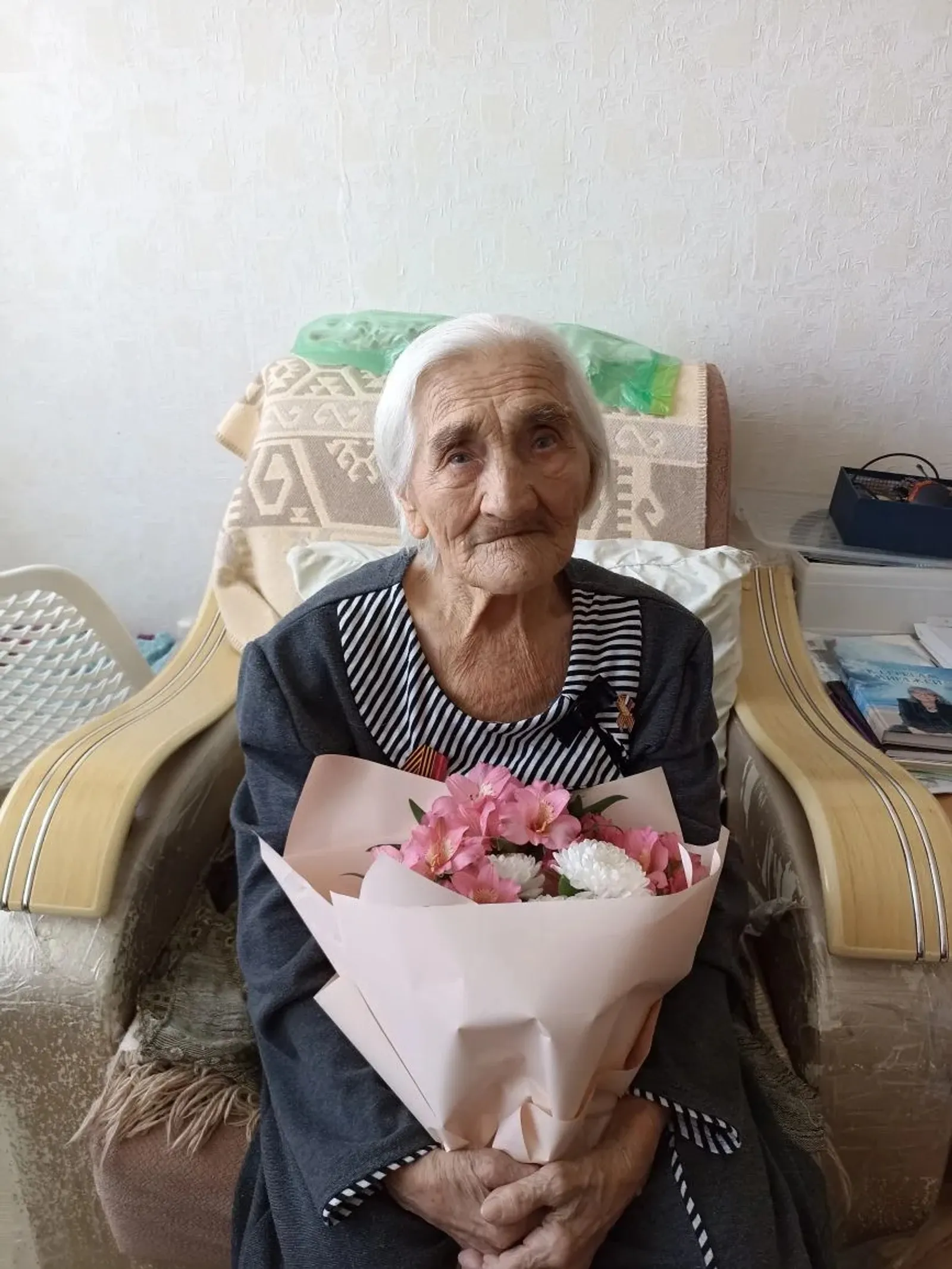 В Уфимском районе поздравили труженицу тыла с Днём Победы