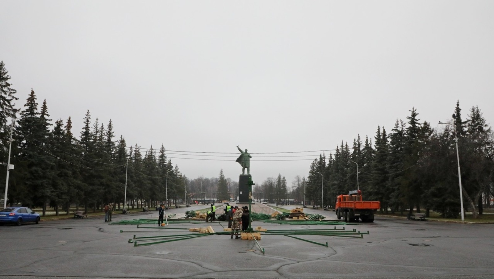 На главной площади Уфы начали устанавливать 30-метровую новогоднюю ель