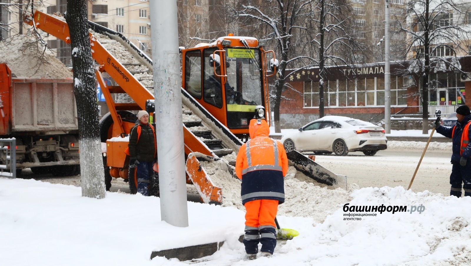 В Башкирии из-за снегопада усилили расчистку и обработку дорог
