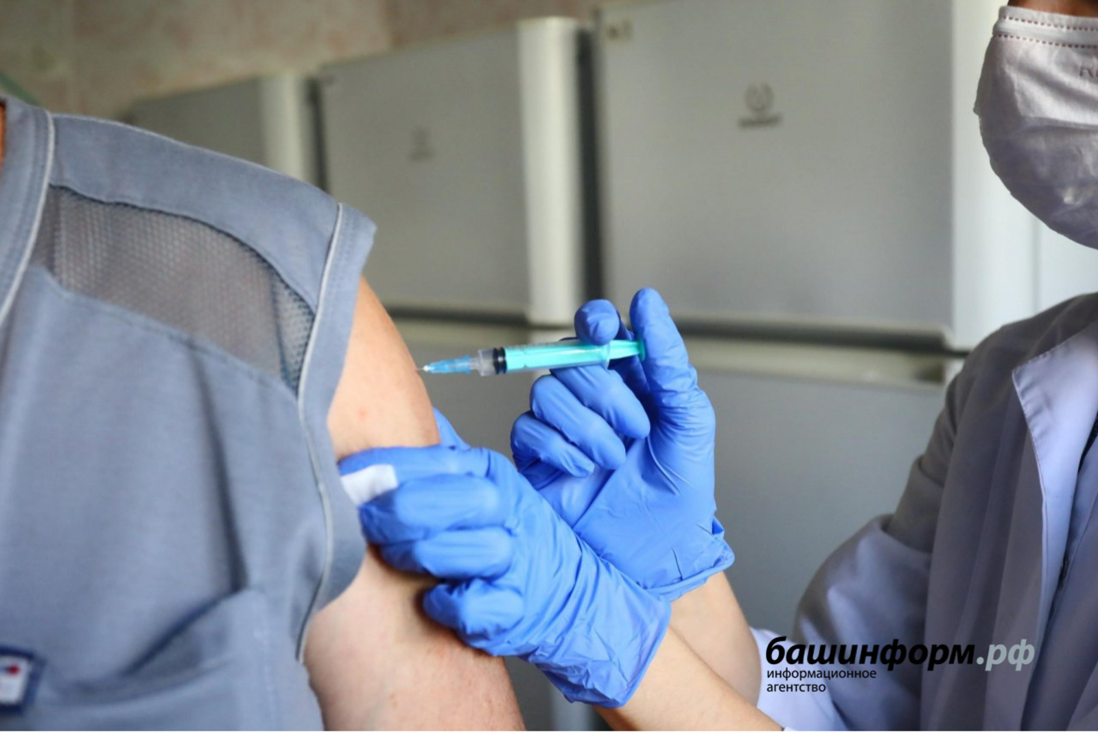 Работники, необоснованно уклоняющихся от вакцинации, могут быть отстранены от работы ‒ Минтруд
