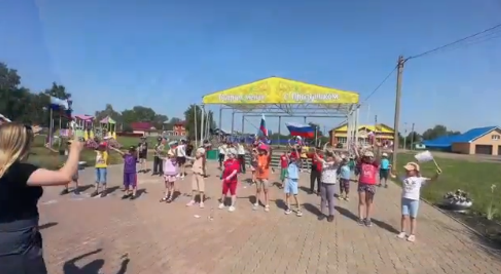 «Мы — россияне!»: в Красном Яре прошёл патриотический флешмоб ко Дню России