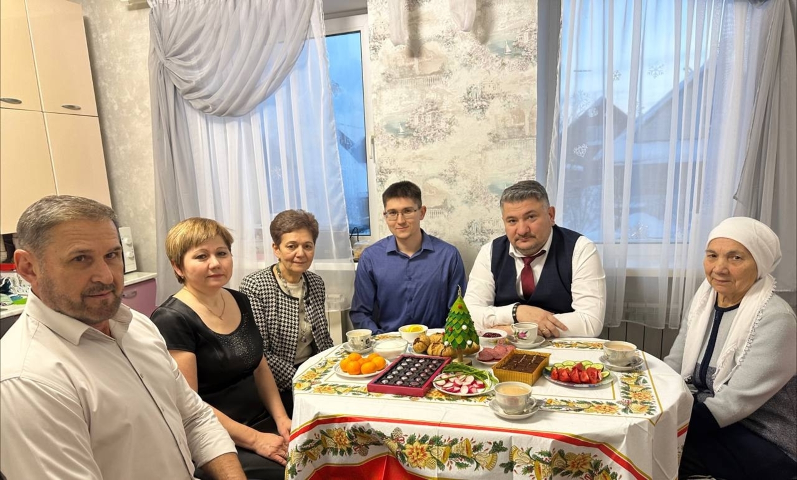 Николай Ельников поздравил семью Героя РФ Ильдара Суфиярова с Новым годом