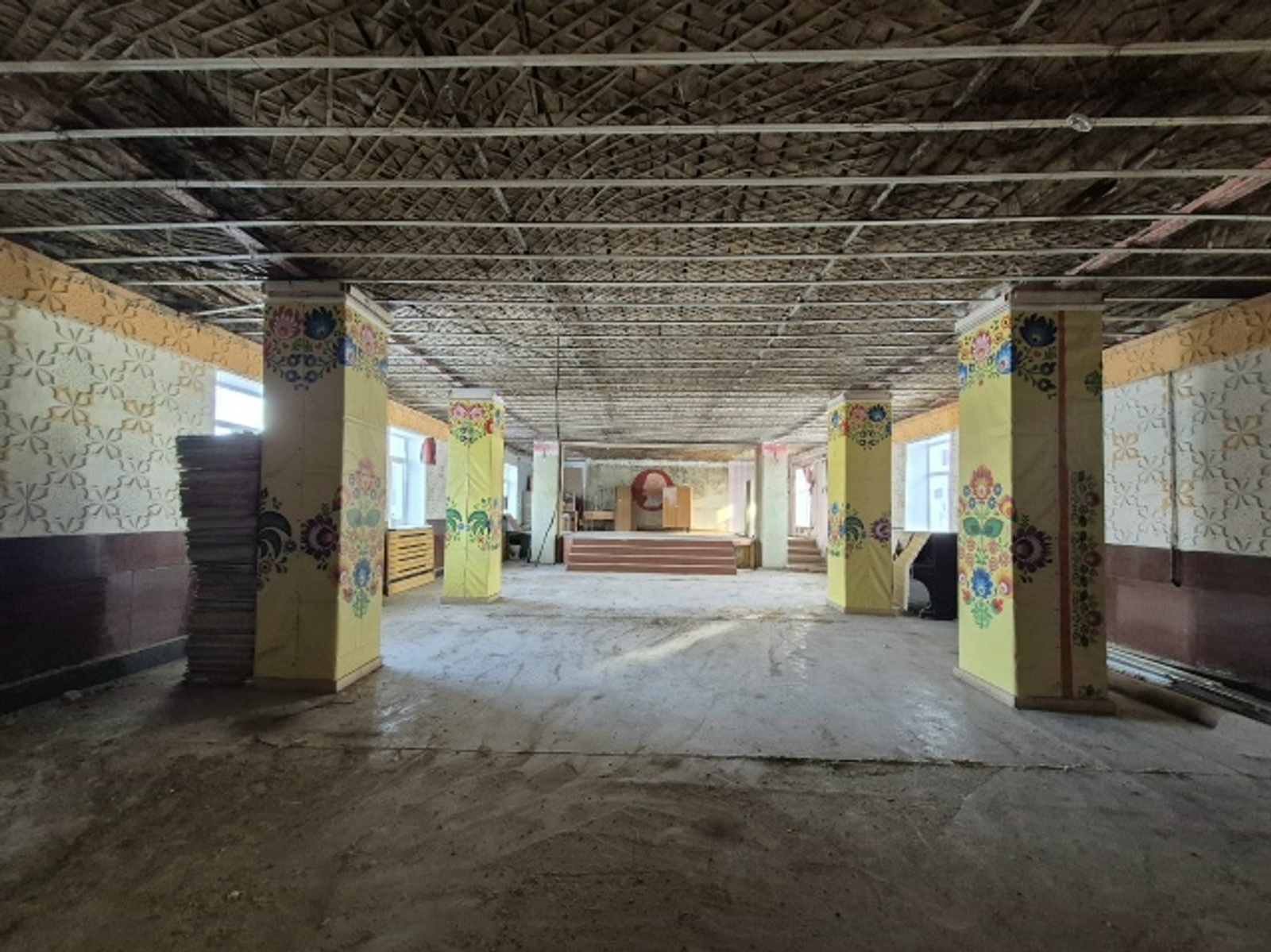 Жители Зубово ждут обновления: в местном ДК ремонтируют потолки, кровлю и фасад