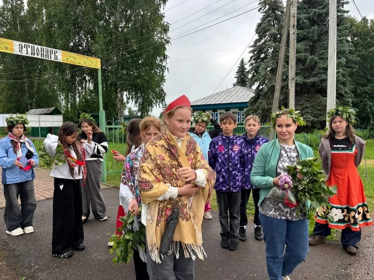 Школьники Уфимского района возродили старинный обряд пускания венков