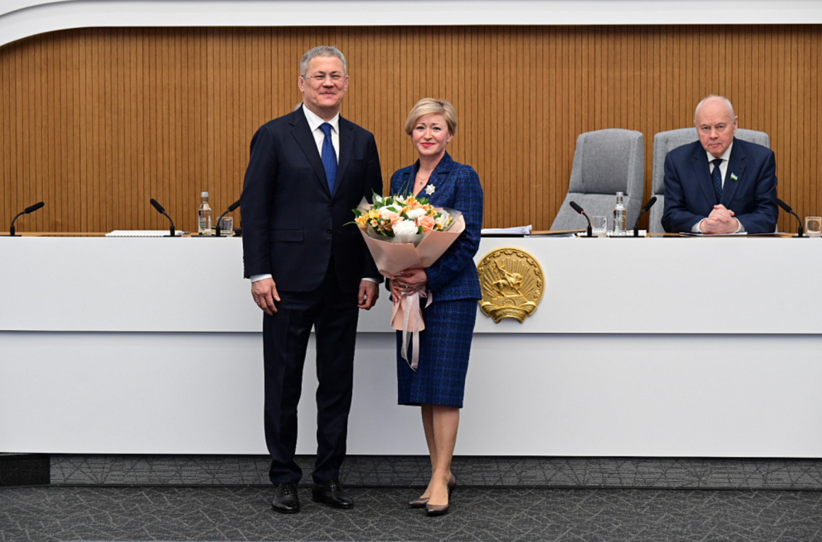 Радий Хабиров наградил Ленару Иванову орденом Салавата Юлаева