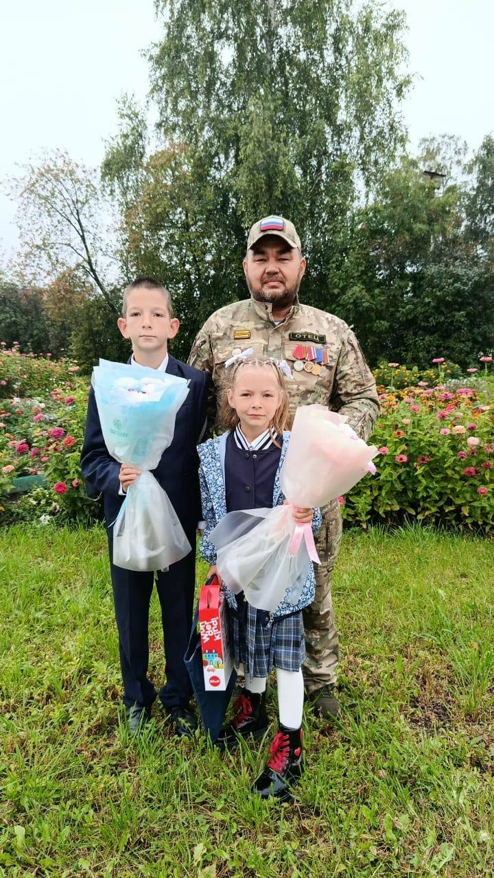 Ветеран СВО Разяп Арсланов из Алексеевки проводил в школу детей погибшего бойца