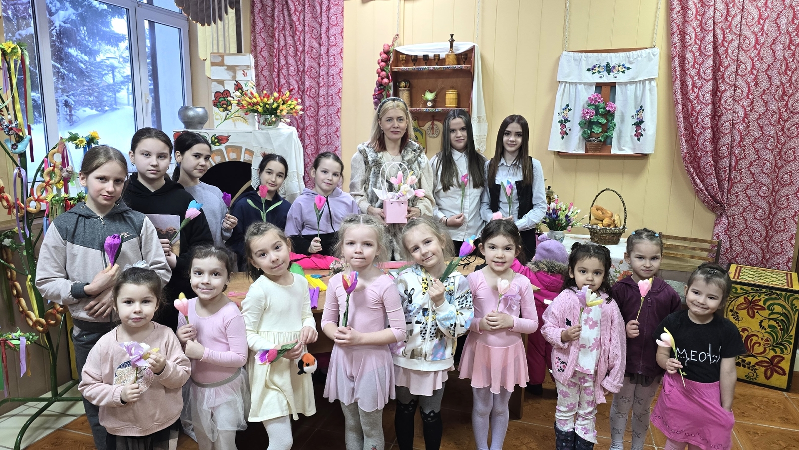 В Михайловском ДК прошел мастер-класс по созданию весенних цветов из бумаги