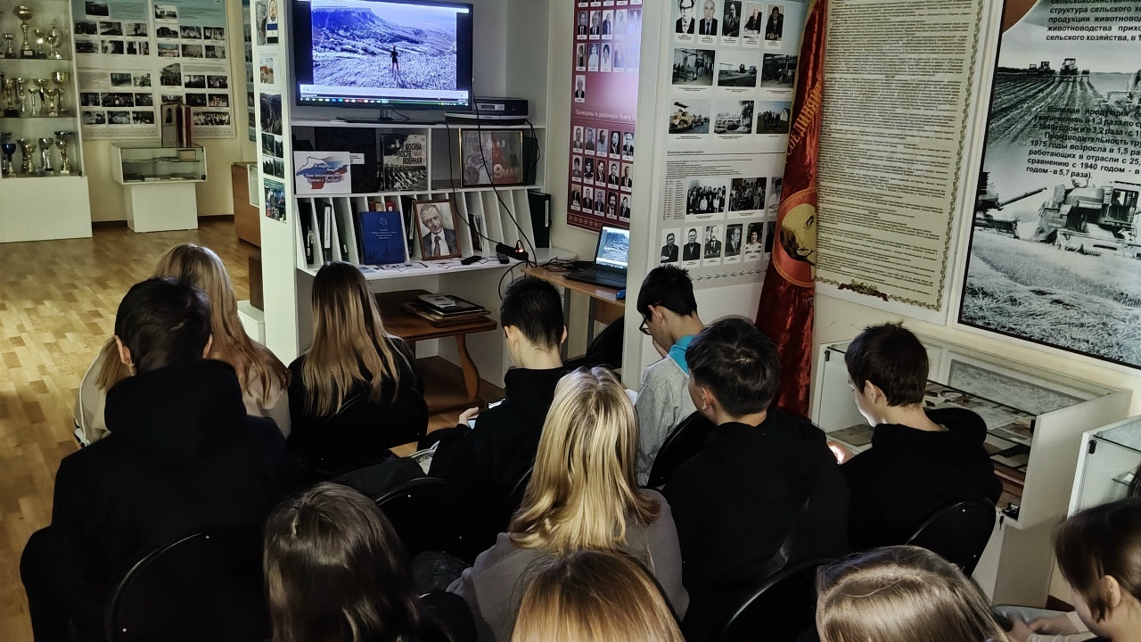 В Михайловке прошел тематический час «Россия и Крым – едины»