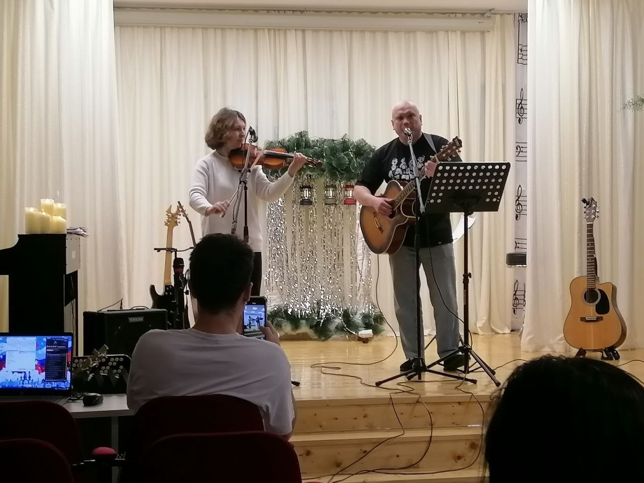 «Песни под гитару» в Русско-Юрмашском клубе: традиция, объединяющая таланты