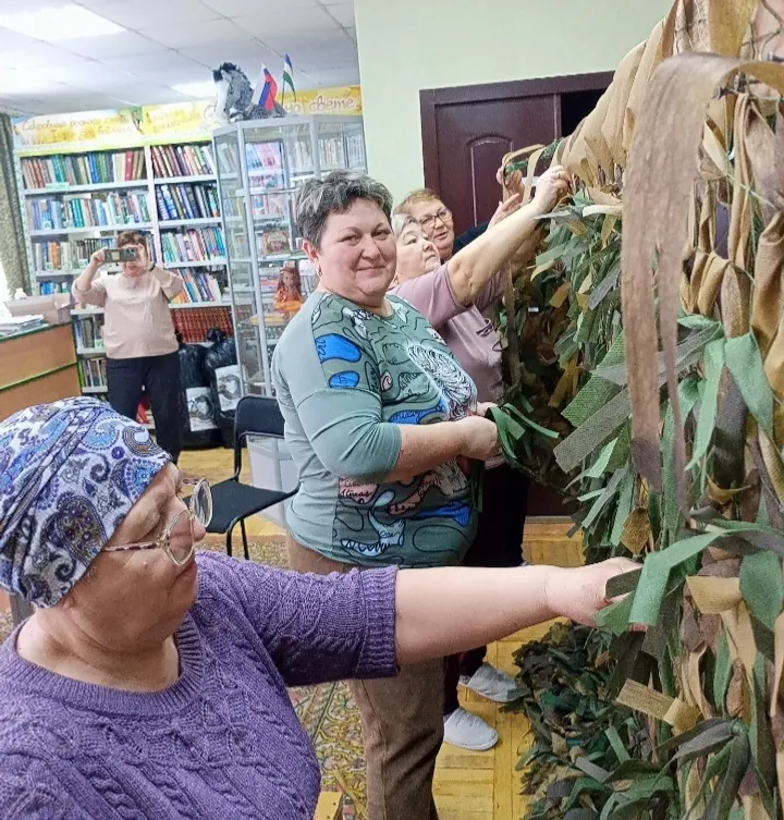 В библиотеке села Кармасан прошёл мастер-класс по плетению маскировочных сетей