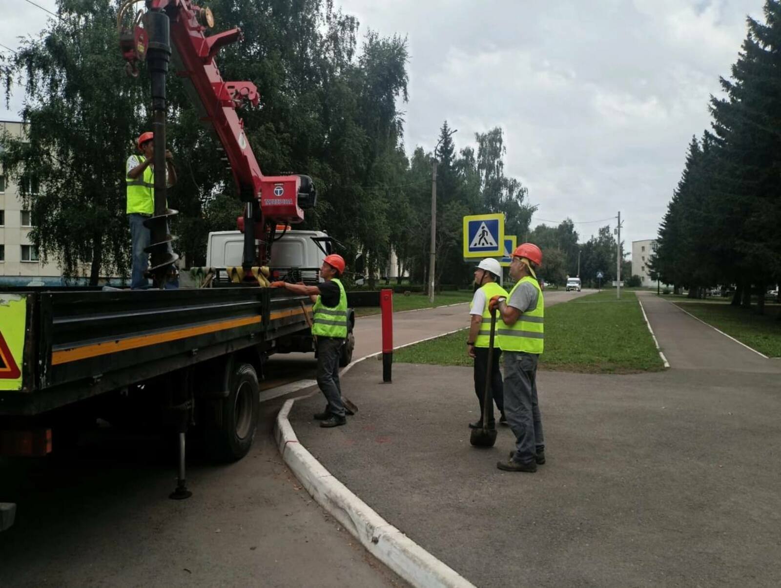 Хозуправление Уфимского района готовит территории школ к 1 сентября