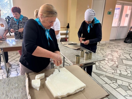 Жители села Булгаково изготовили окопные свечи для участников СВО