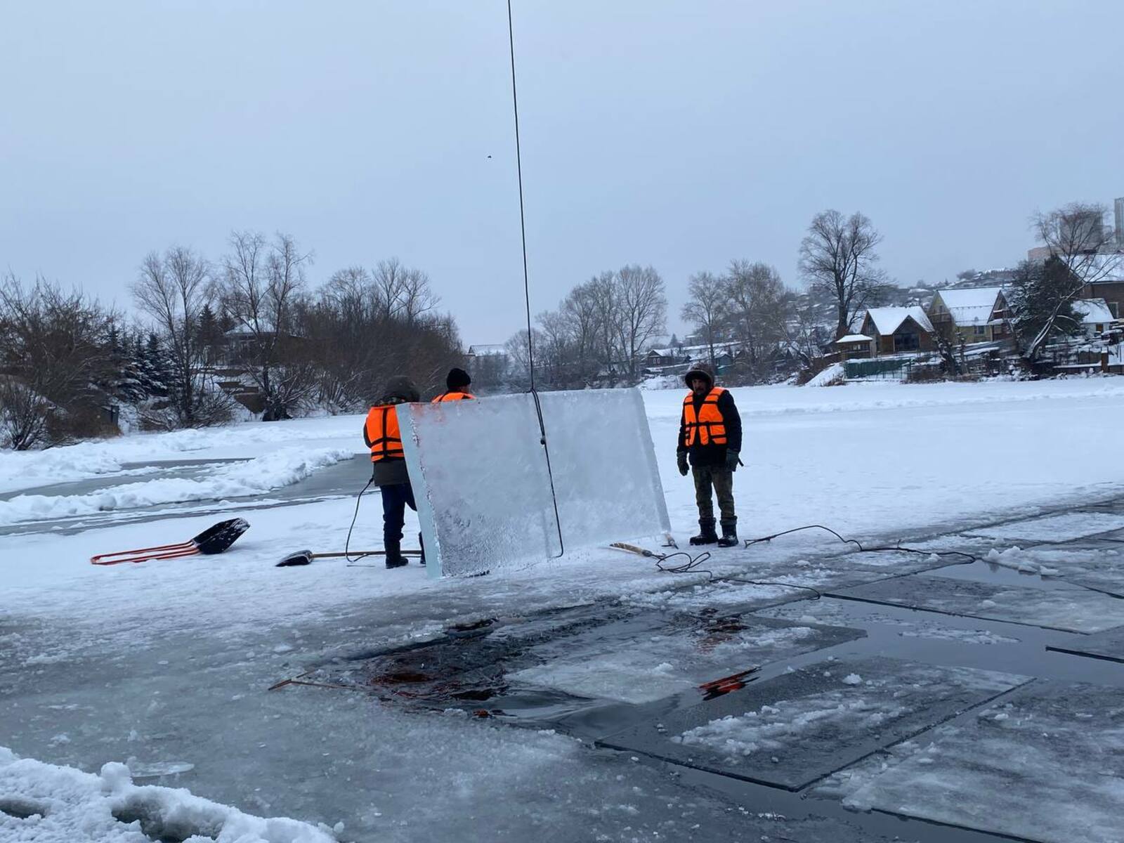 В Уфе начали заготовку льда для новогодних городков