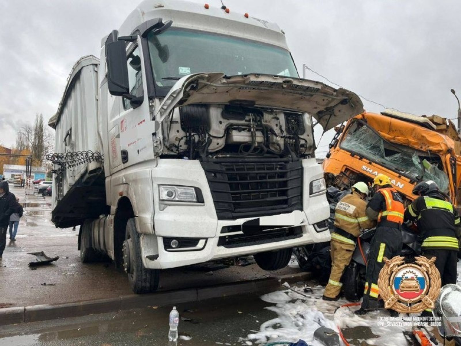 В Уфе грузовой автомобиль спровоцировал массовое ДТП с двумя погибшими