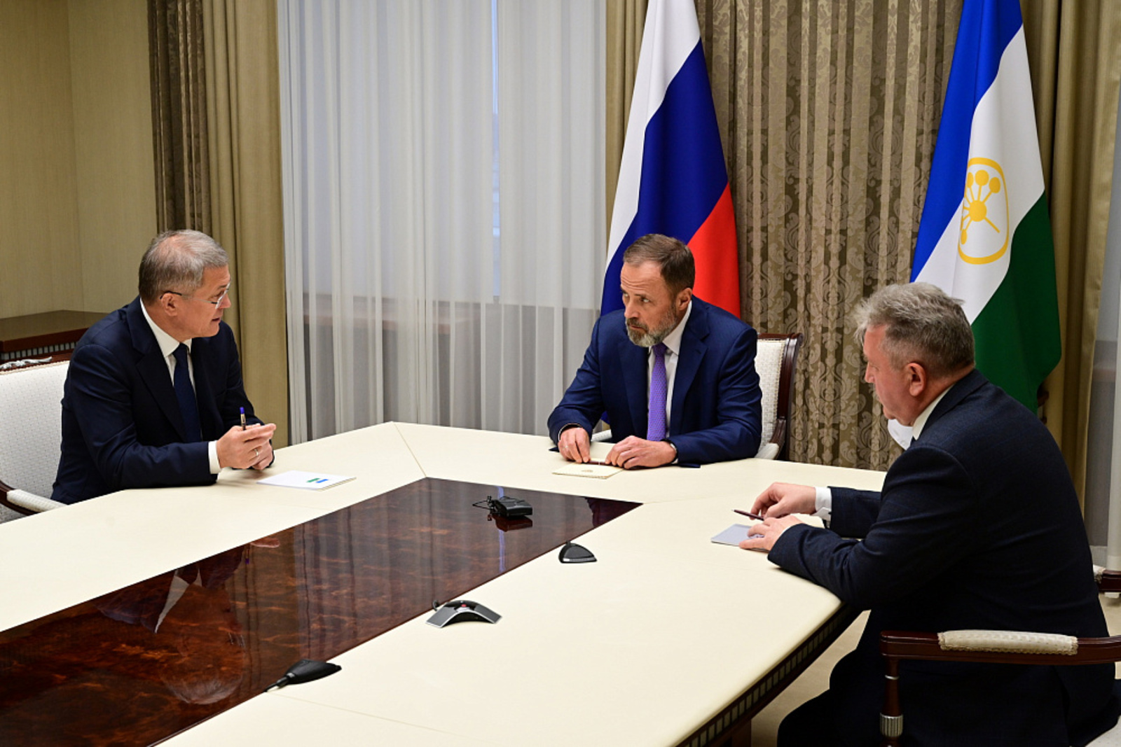 Радий Хабиров и Игорь Комаров обсудили приоритеты развития региона