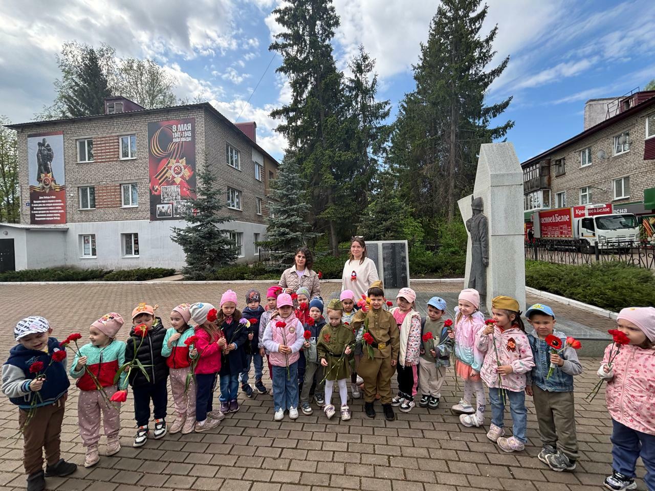 Маленькие патриоты Уфимского района возложили цветы к мемориалу