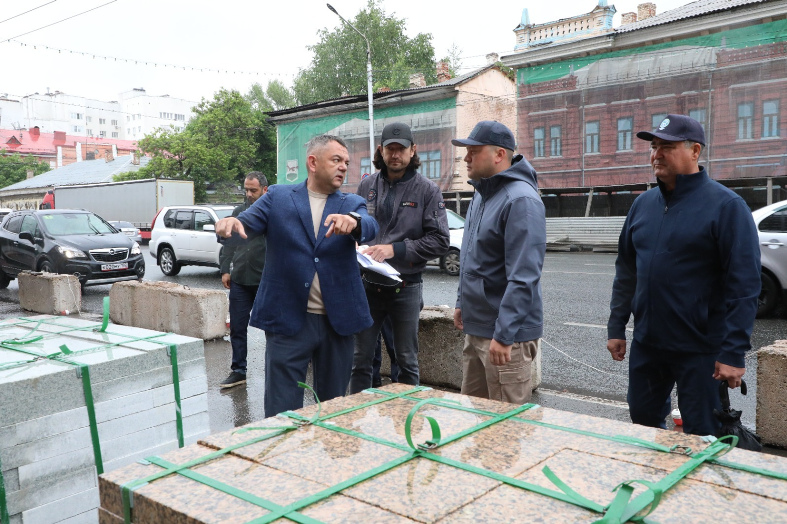 Ратмир Мавлиев проверил реконструкцию тротуаров исторического центра Уфы