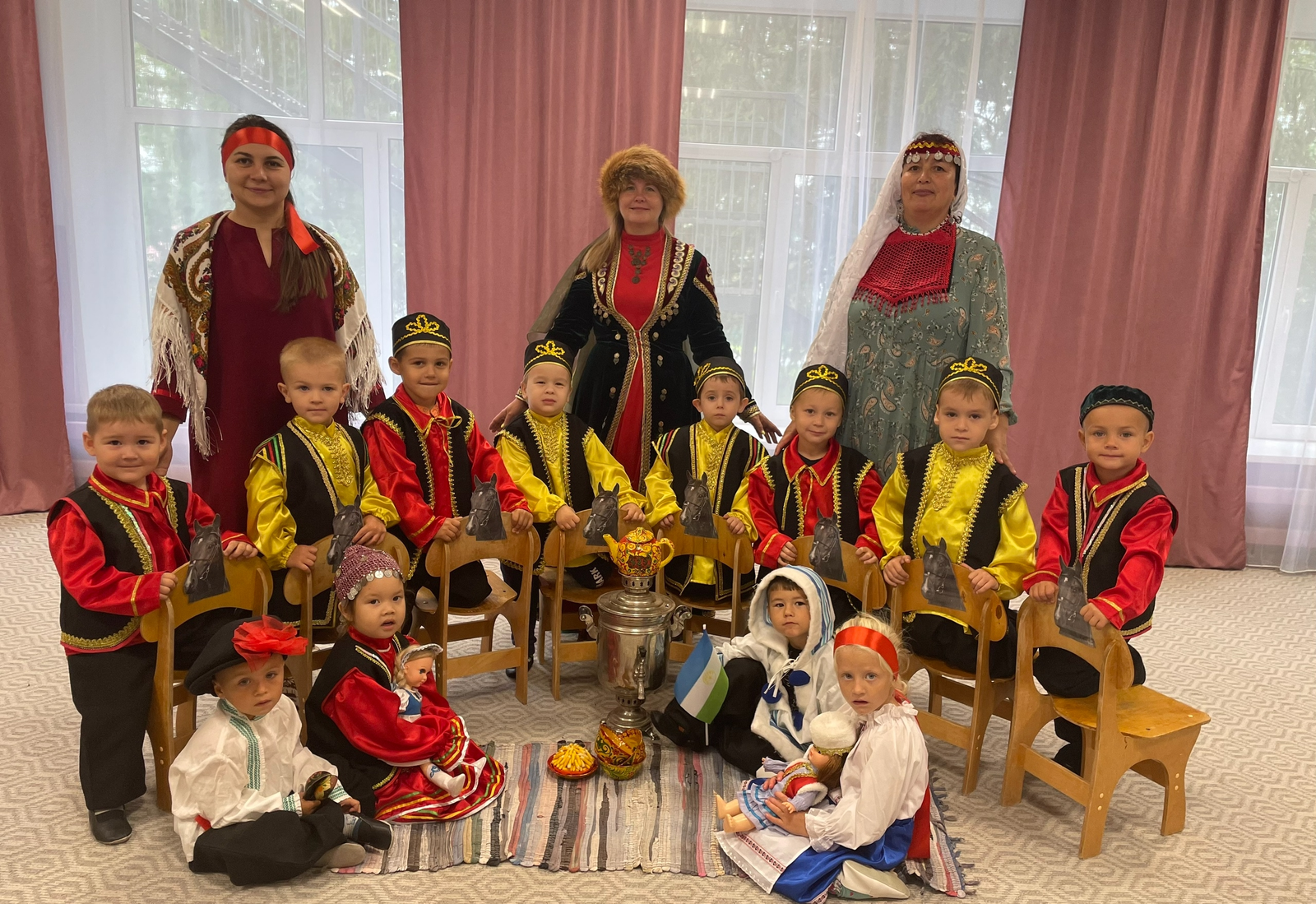 В детском саду села Октябрьский ярко отметили День национального косюма