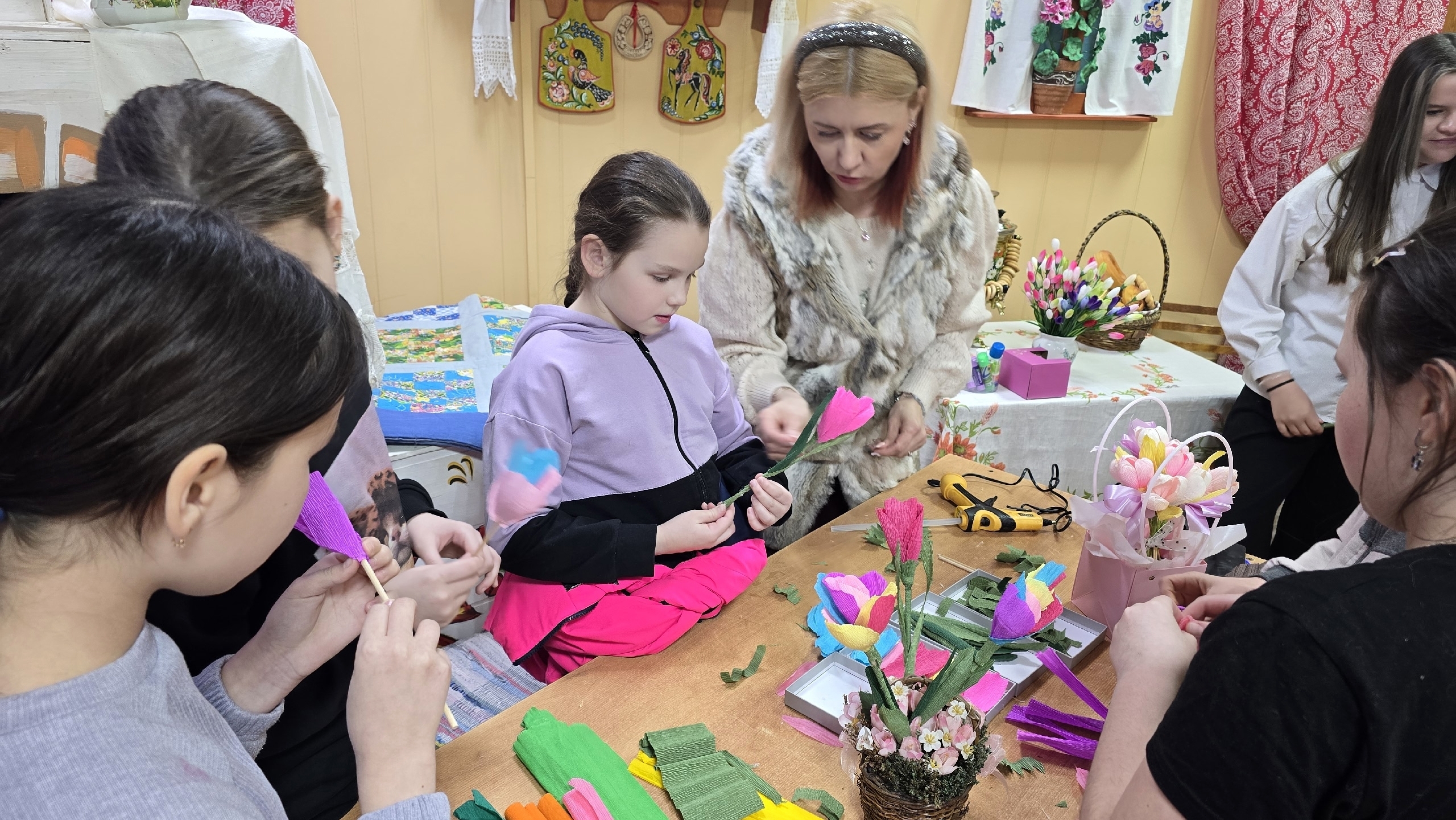 В Михайловском ДК прошел мастер-класс по созданию весенних цветов из бумаги