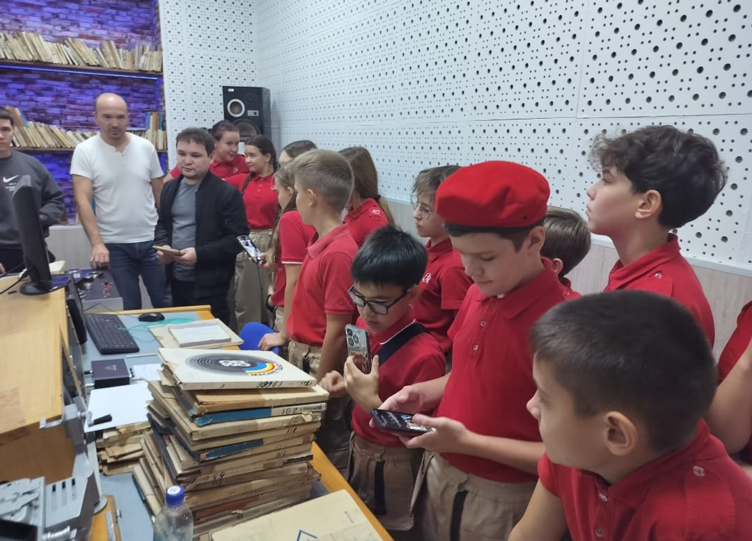 Школьники Уфимского района заглянули в закулисье башкирского телевидения и радио