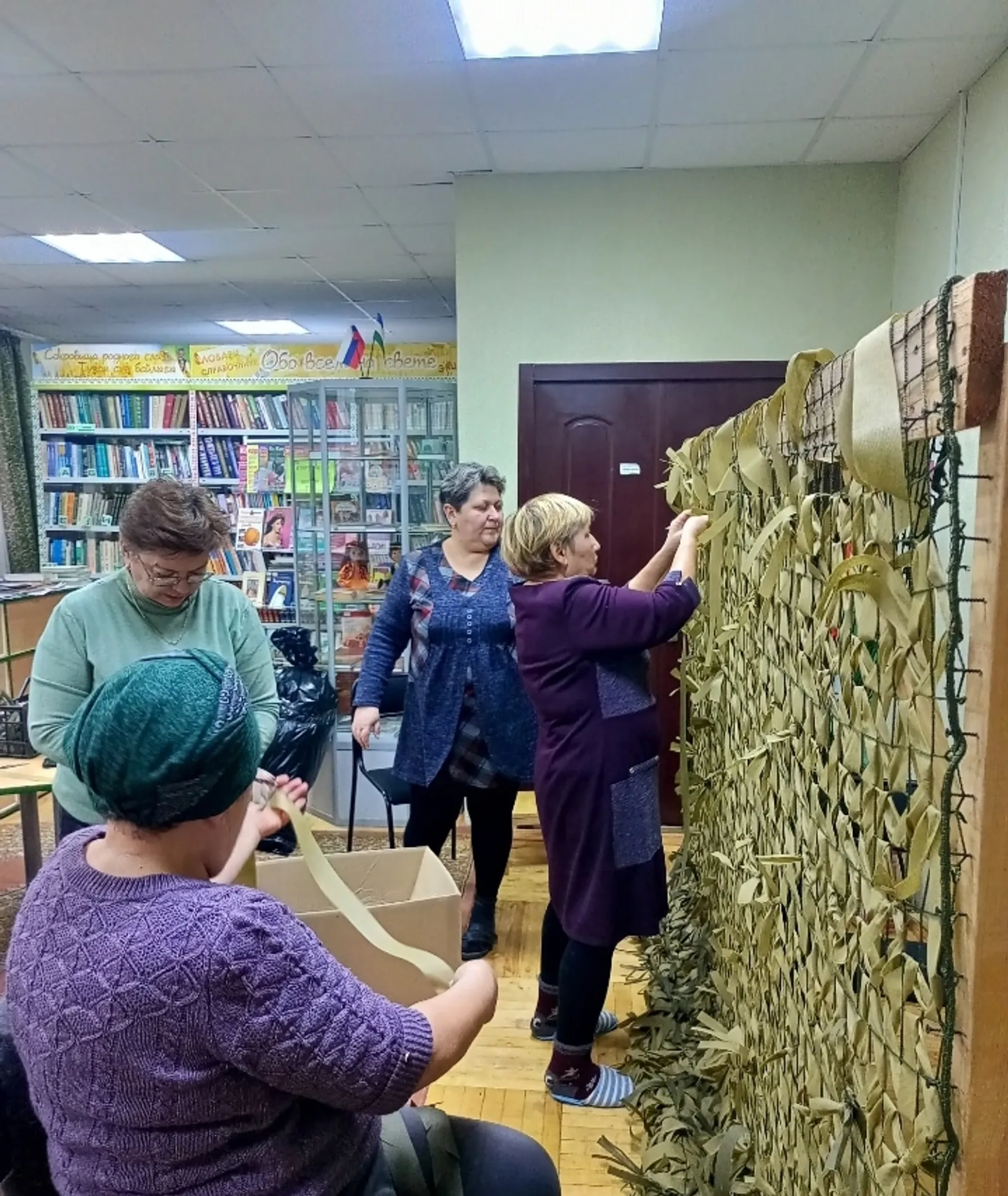 В библиотеке села Кармасан прошёл мастер-класс по плетению маскировочных сетей