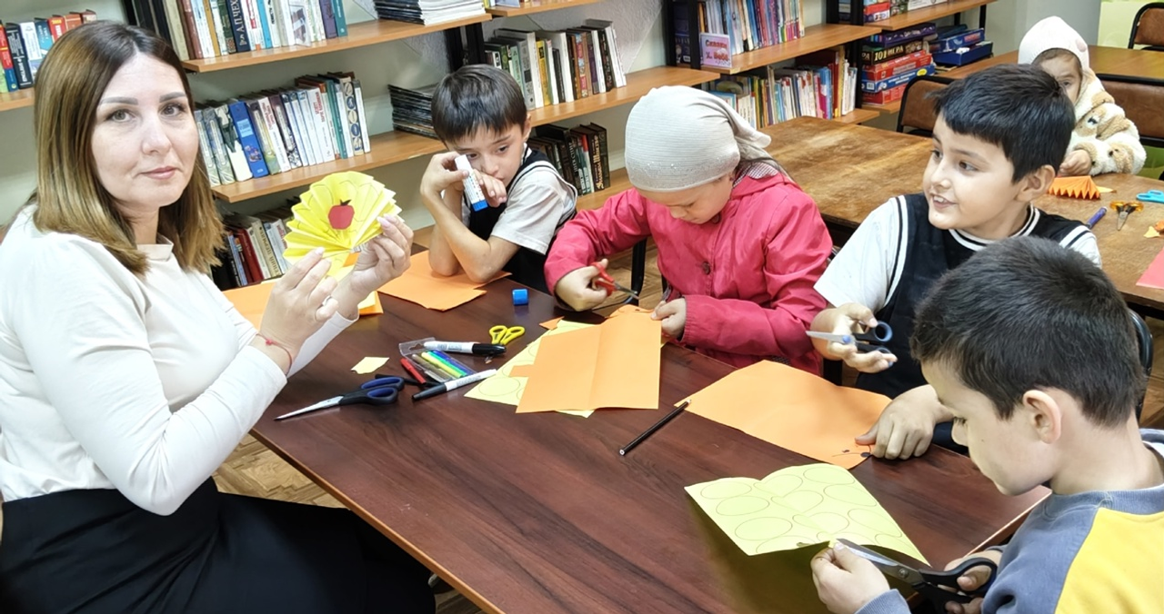 Юные читатели библиотеки села Михайловка создали осенних ёжиков на мастер-классе