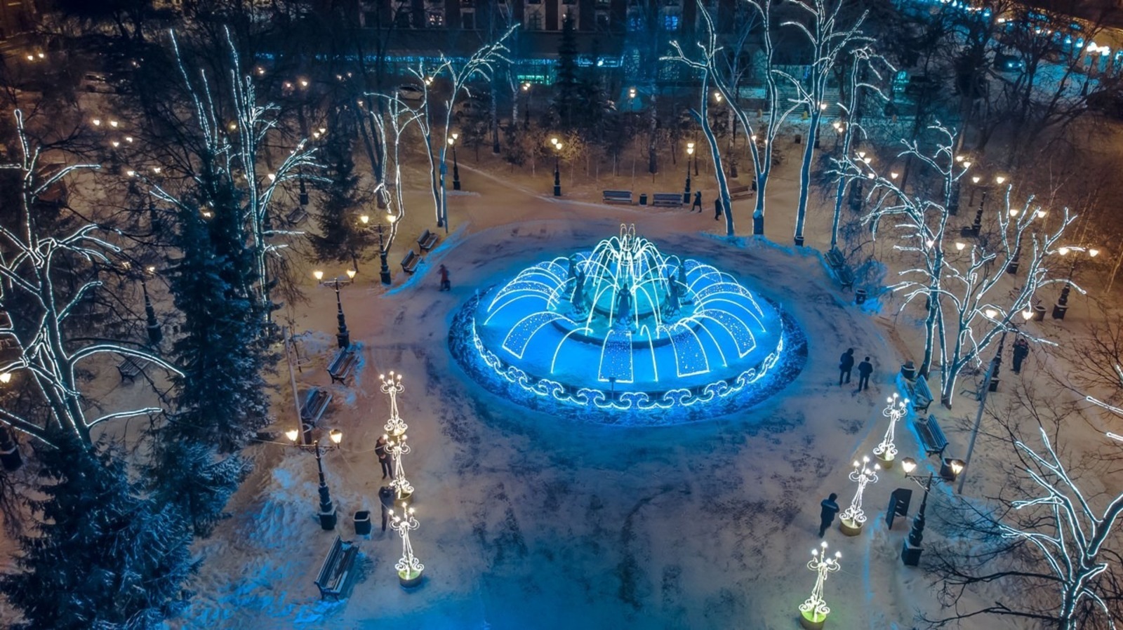 Улицы Уфы начали украшать новогодней иллюминацией