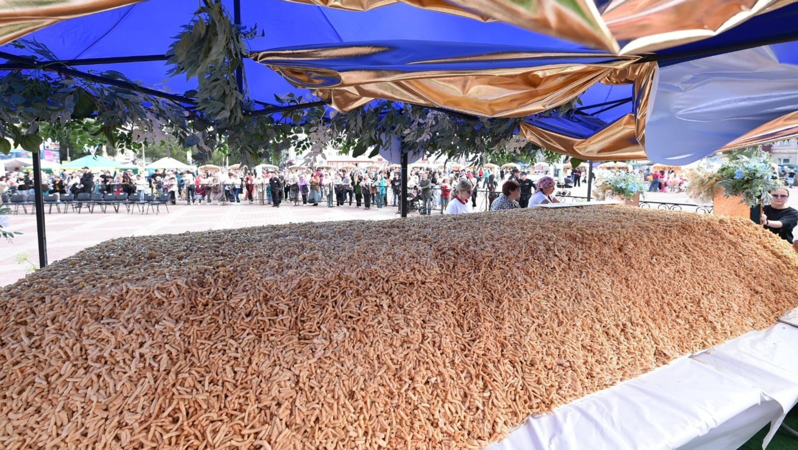 Гигантский чак-чак весом почти в тонну приготовили к 70-летию Сибая Башкирии