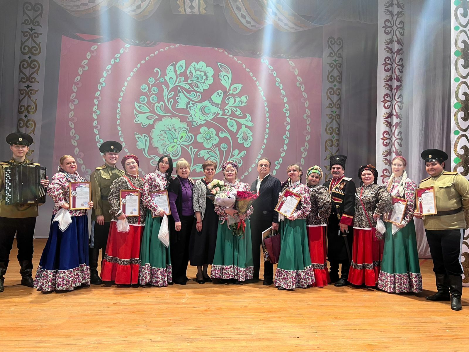 Дарят песни на радость людям