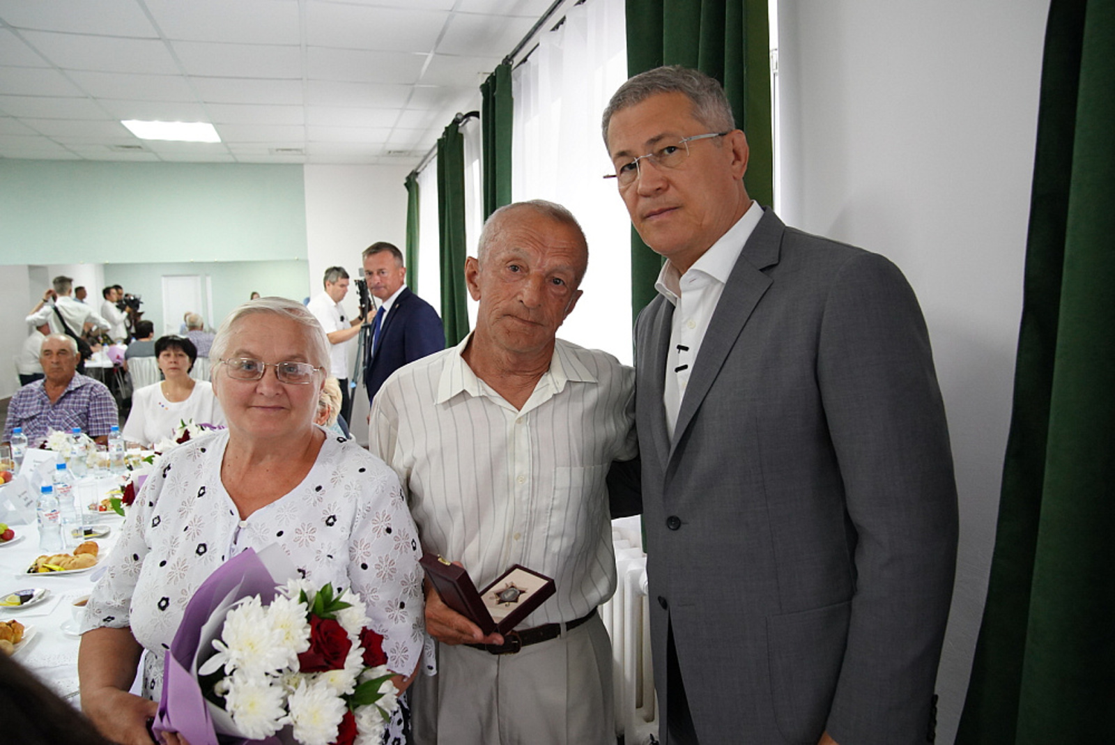 Радий Хабиров вручил ордена генерала Шаймуратова семьям погибших героев СВО