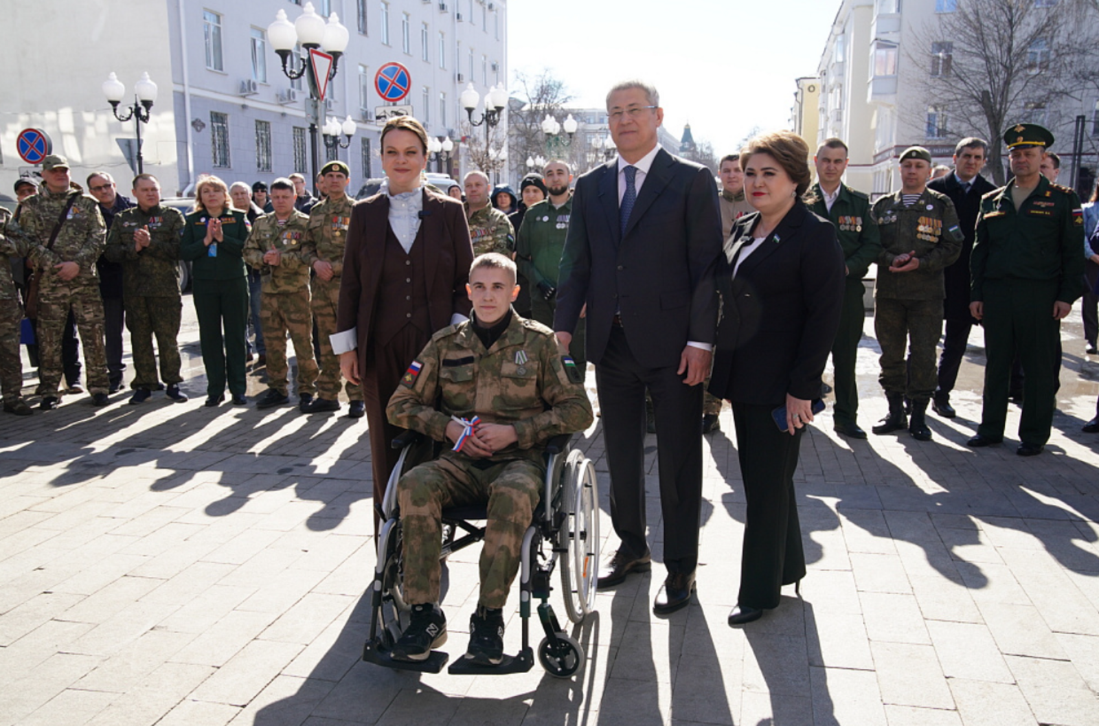 Радий Хабиров и Анна Цивилева торжественно вручили ветеранам СВО автомобили