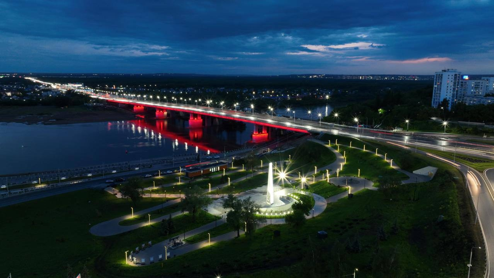Мэр Уфы представил новую подсветку Бельского моста