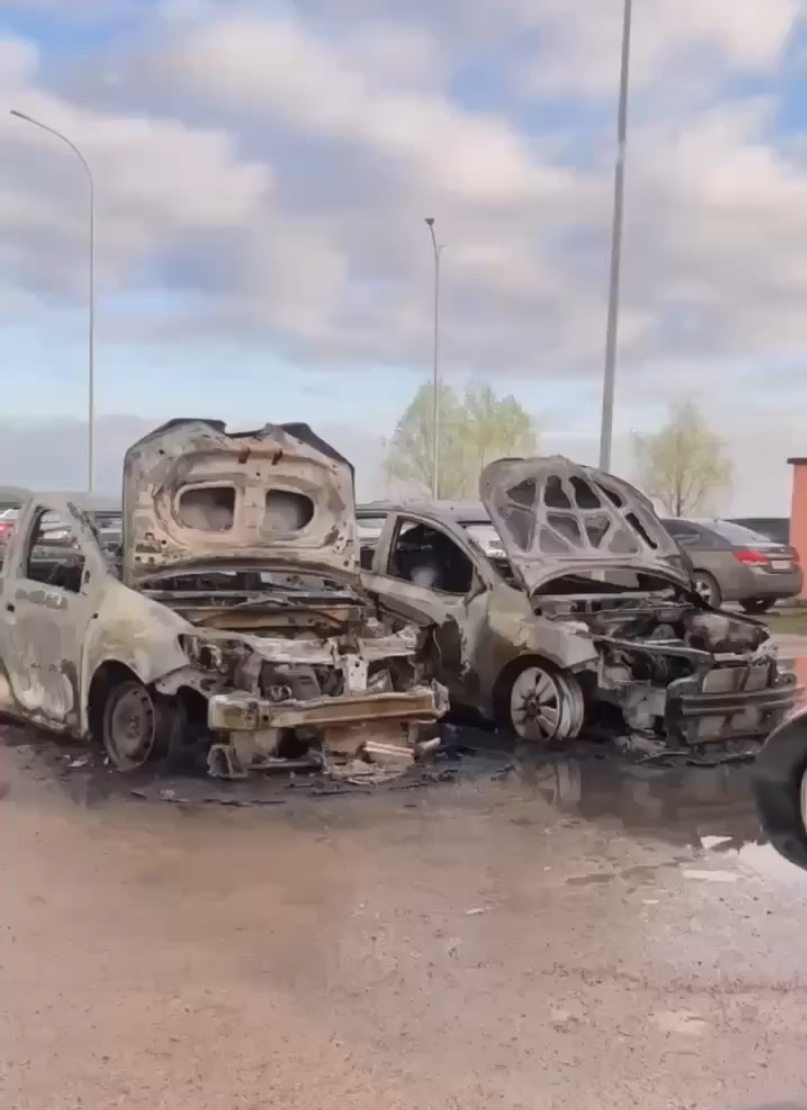 В Уфе в ЖК «Сосны» сгорели две машины