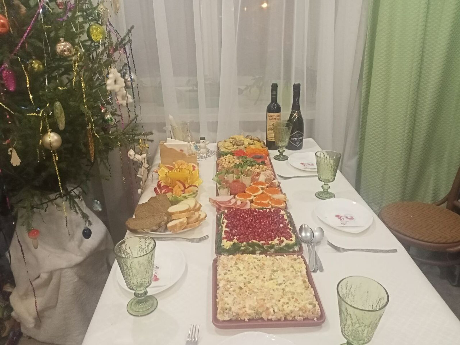 Как не переедать во время праздничного стола: советы от врача