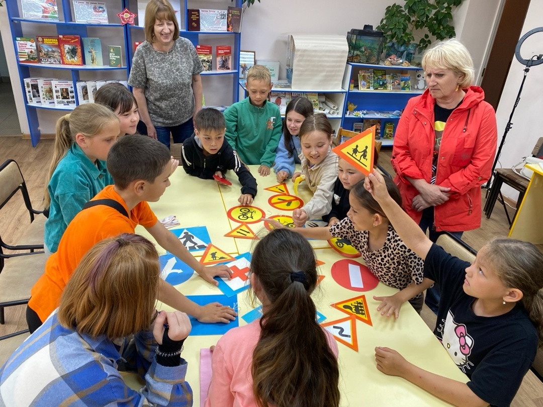 Авдонские школьники отправились в «Путешествие в страну дорожных знаков»