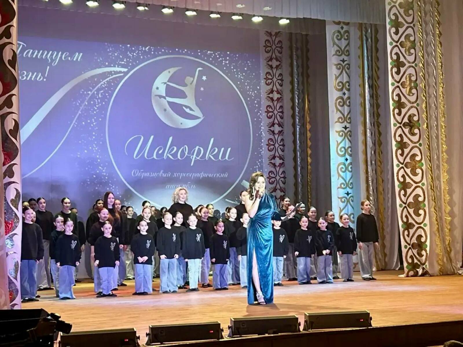 В селе Дмитриевка прошло отчетное выступление ансамбля «Искорки»