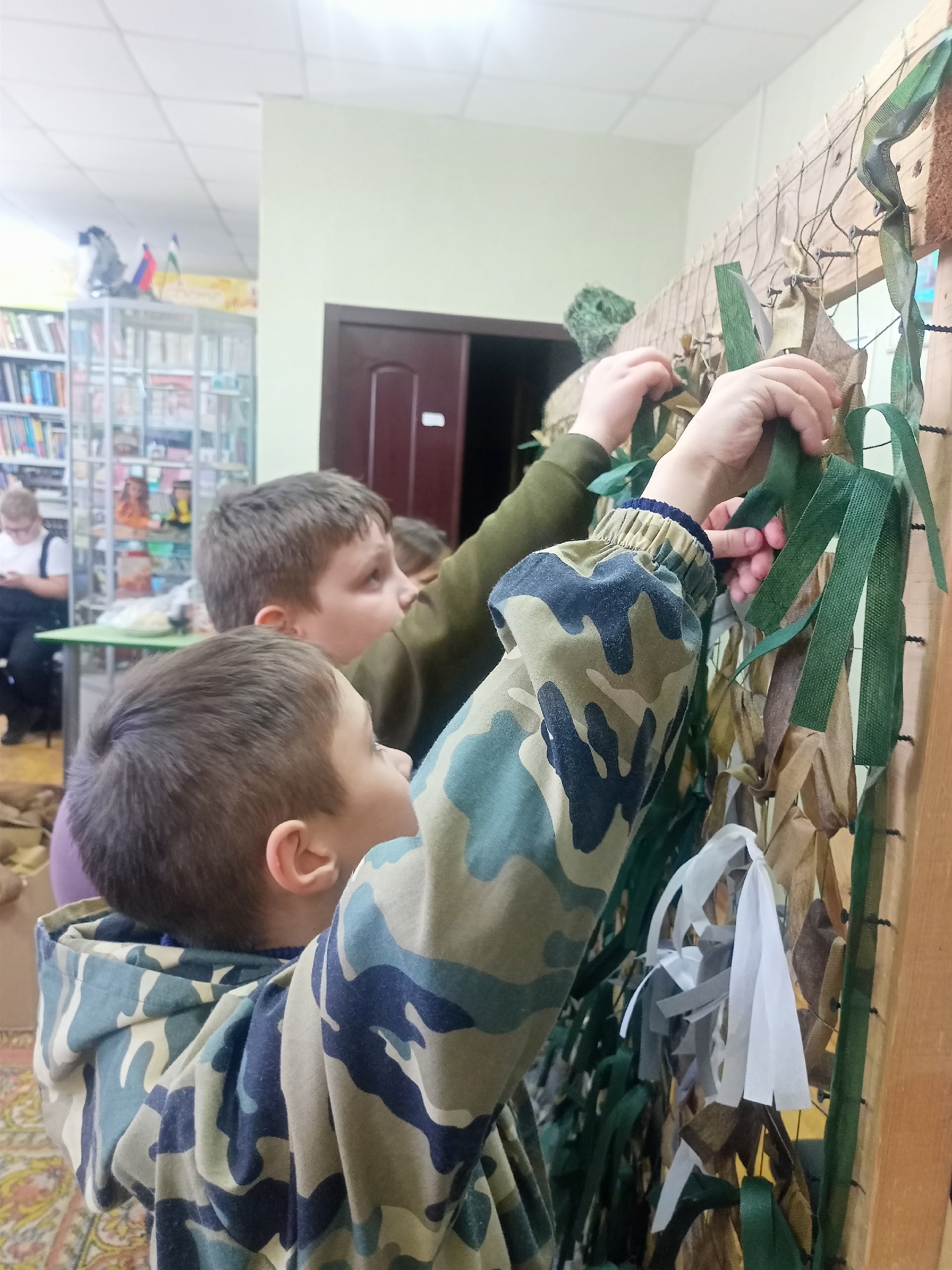 Школьники из Кармасана осваивают плетение маскировочных сетей