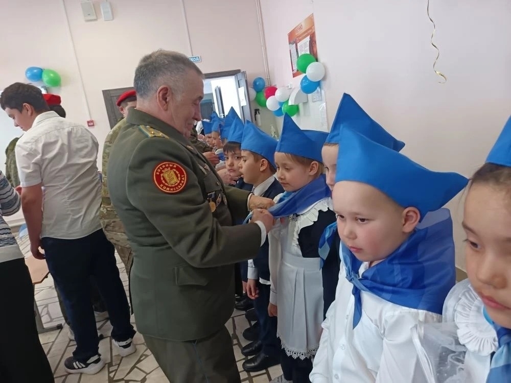 Первоклассники школы села Октябрьский вступили в ряды «Орлят России»