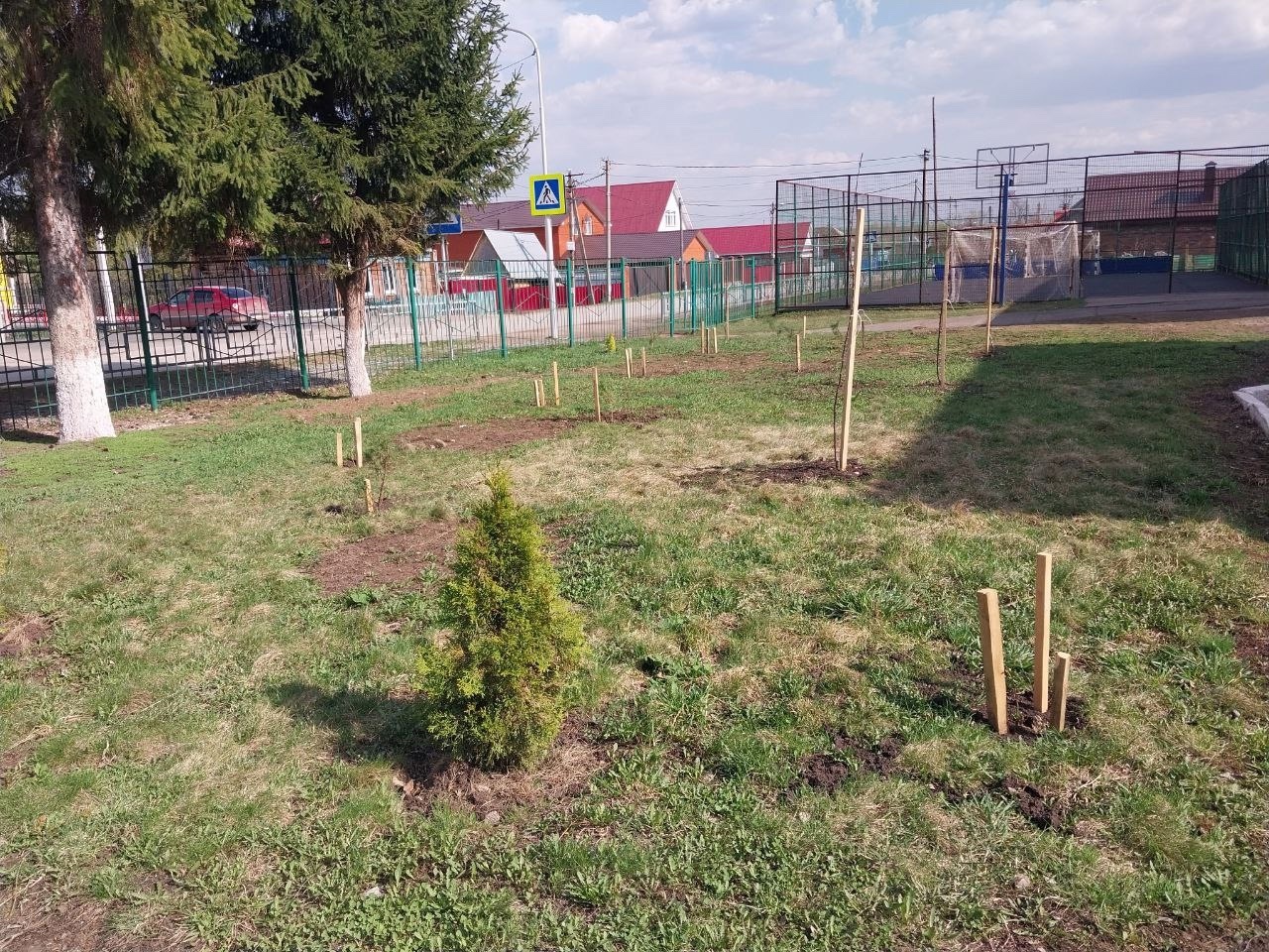 В Русском Юрмаше школьники превратили территорию школы в цветущий «город-сад»