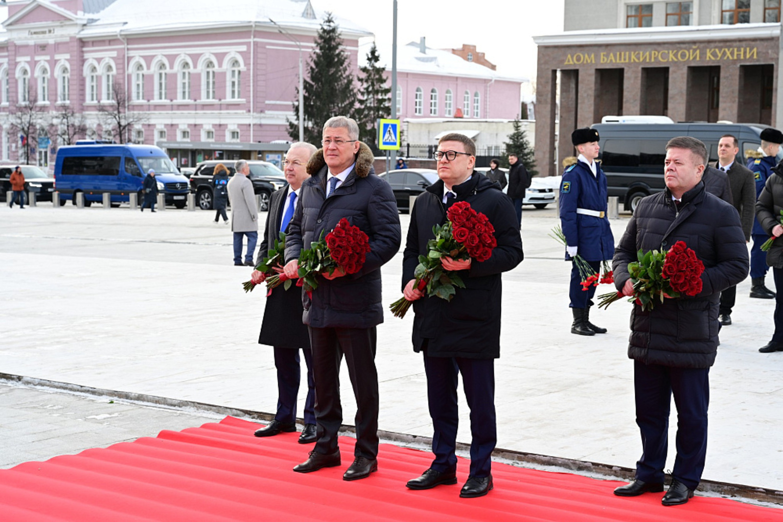 Радий Хабиров и Алексей Текслер возложили цветы к памятнику Шаймуратову в Уфе