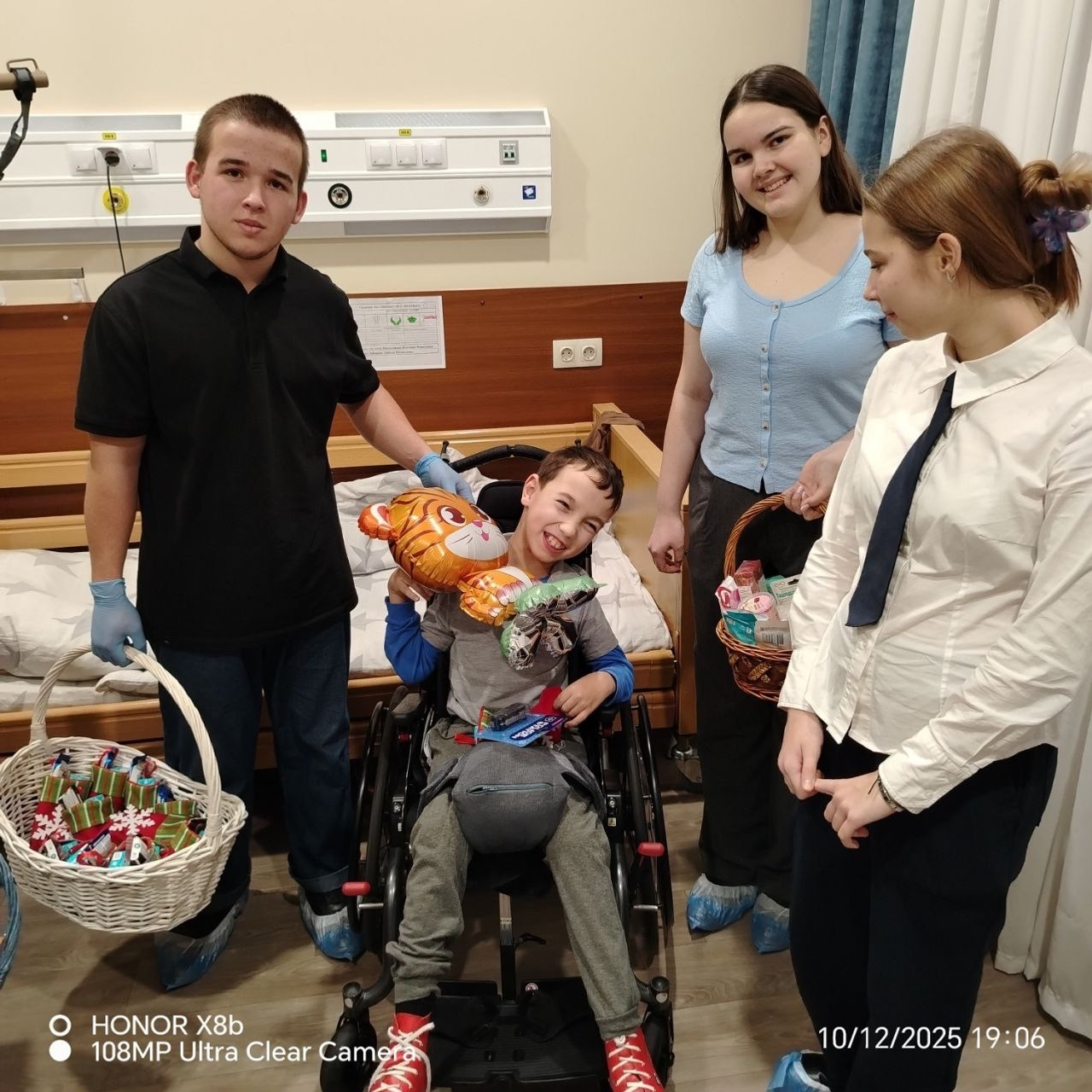 Школьники Уфимского района собрали новогодние подарки для подопечных хосписа